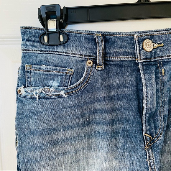 NWT EXPRESS midi high rise raw hem distressed jean shorts Size 0 - Picture 4 of 12